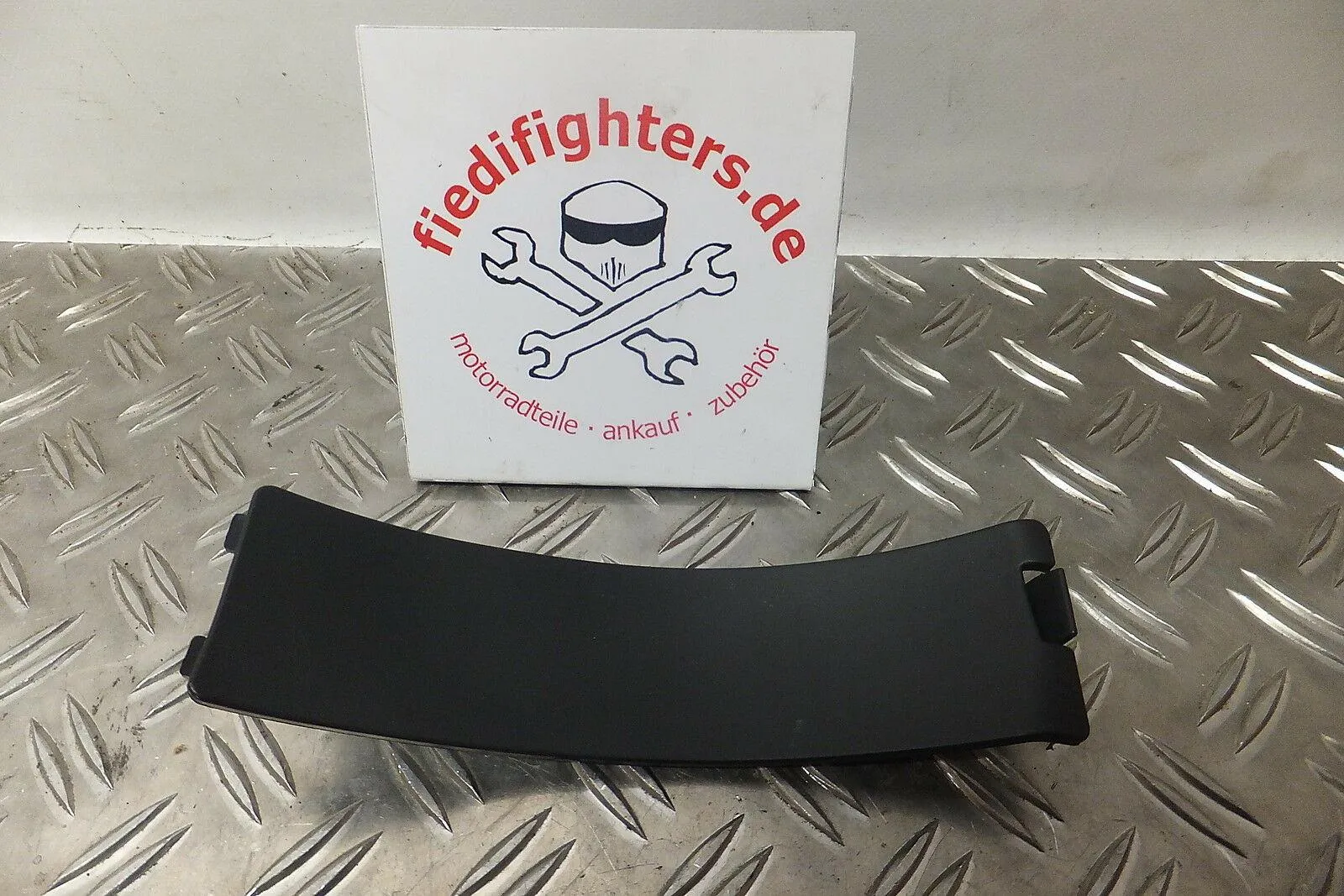 Staufachdeckel Staufach Deckel Abdeckung Aprilia Mana 850 RC 07.08 5831km 56kW