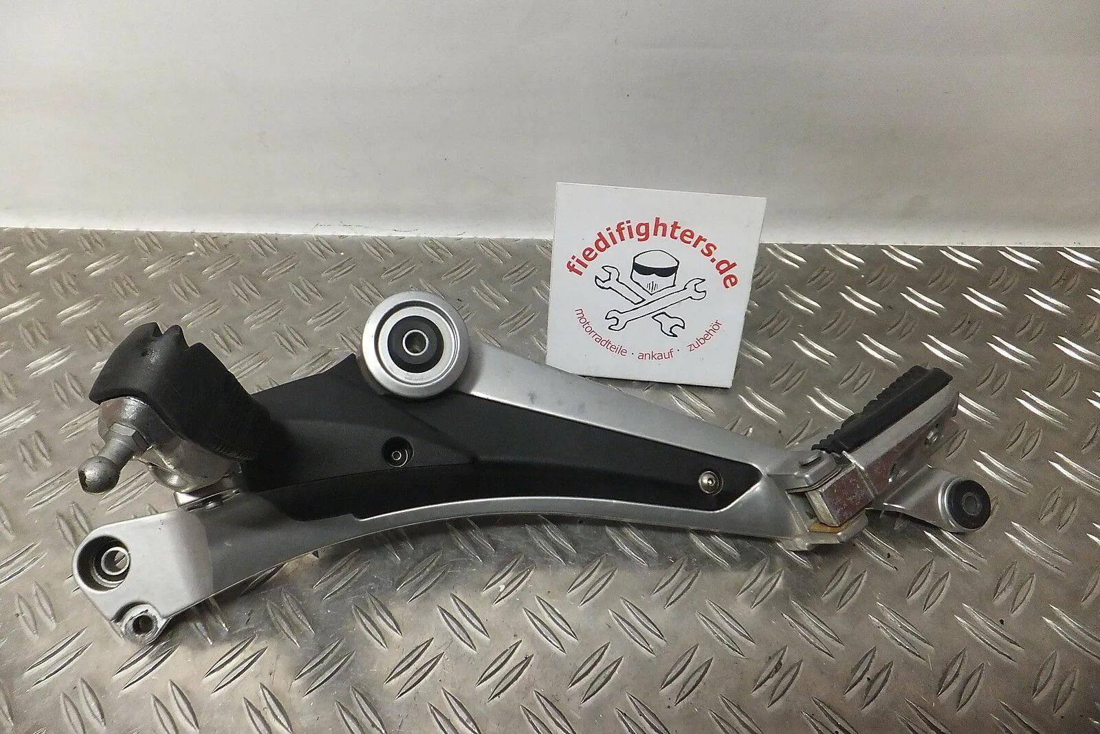 Fußrastenanlage links Fußraste links Aprilia Mana 850 RC 07.08 5831km 56kW 859730