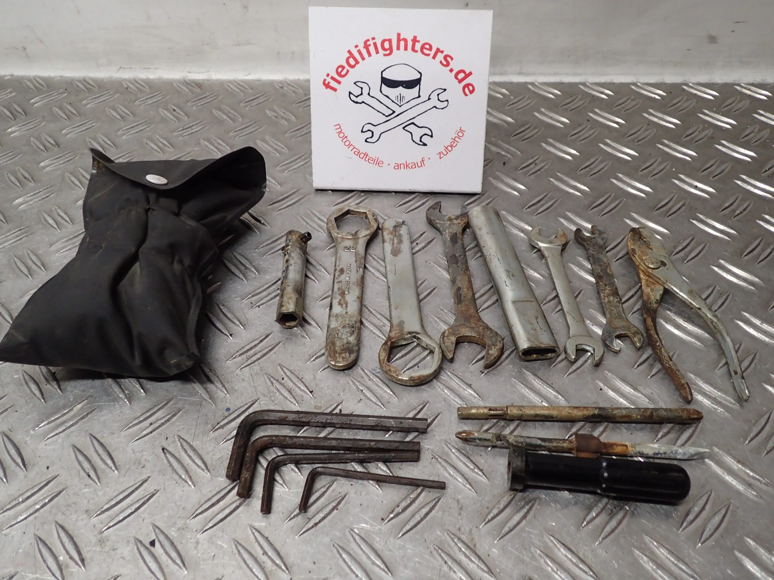 Bordwerkzeug Tool Kit Werkzeug 16 Teile Suzuki V-Strom 1000 WVBS Ez.04