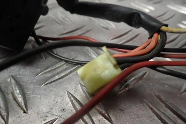 Lenkerarmatur links Lenkerschalter Suzuki GSX-R1100 GV73C BJ.92 41980km